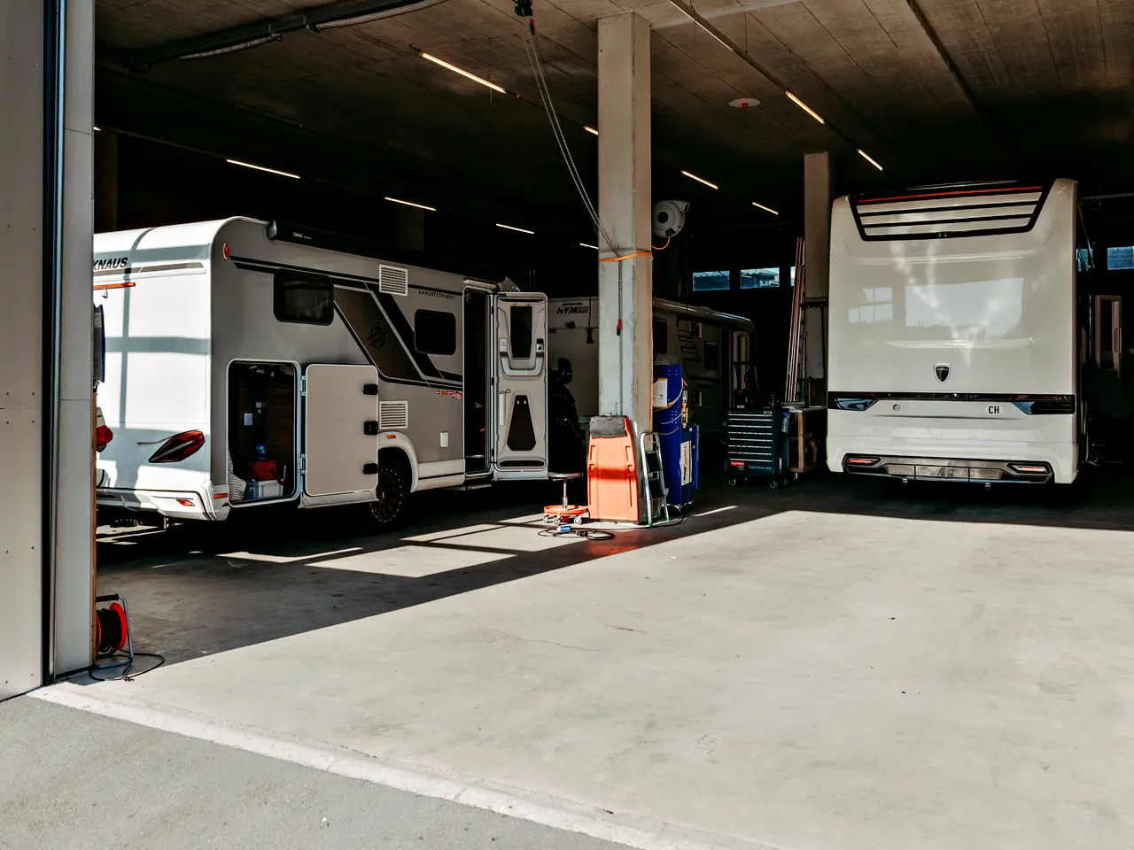 Blick in die Werkstatthalle von Camptech Lüthi in Interlaken mit Wohnmobilen