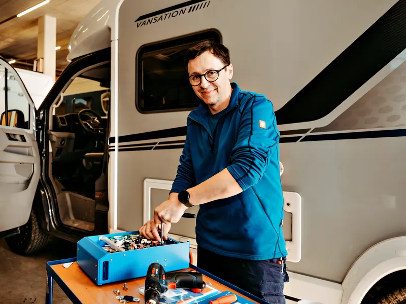 Techniker von Camptech Lüthi baut an der Werkbank Elektronik für ein Wohnmobil ein