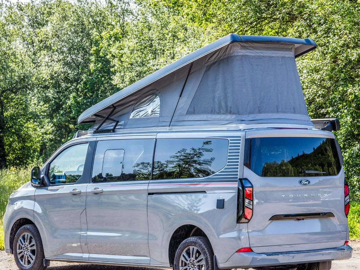 Ford Transit Custom mit aufgestelltem SCA-327-Aufstelldach