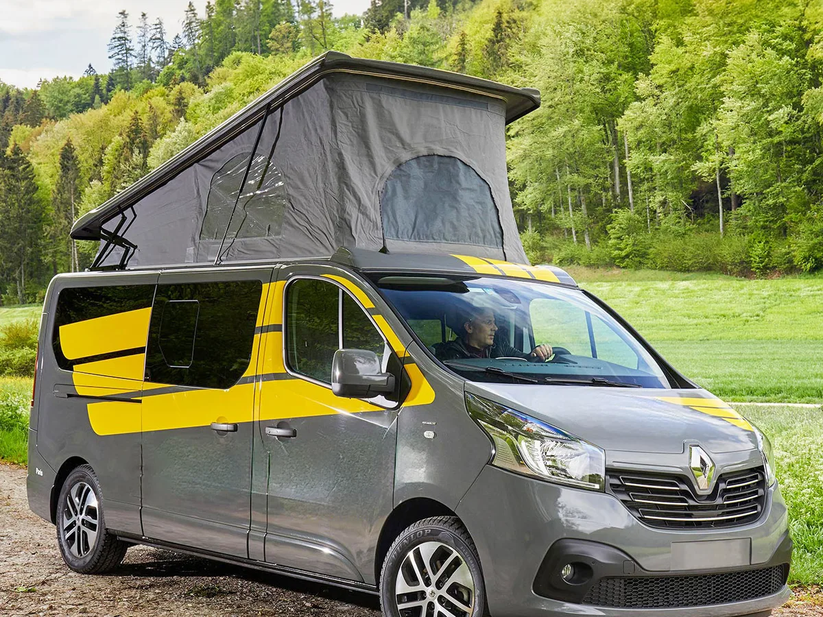 Renault Trafic mit aufgestelltem SCA-188-Aufstelldach auf einer Wiese
