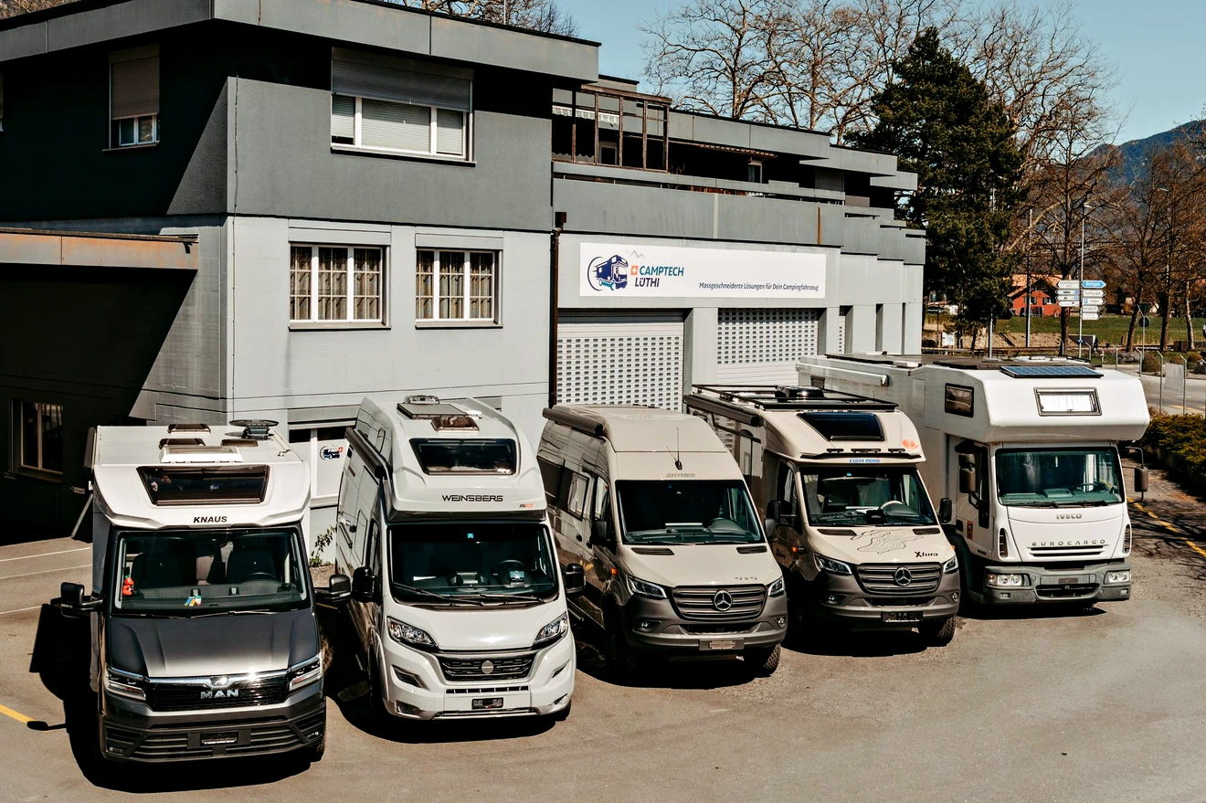 Werkstatt von Camptech Lüthi in Interlaken mit Kundenfahrzeugen