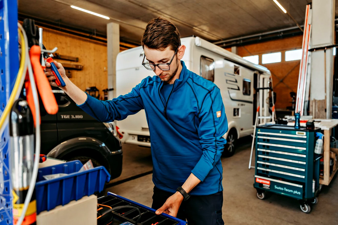 Techniker bei der Arbeit in der Werkstatt