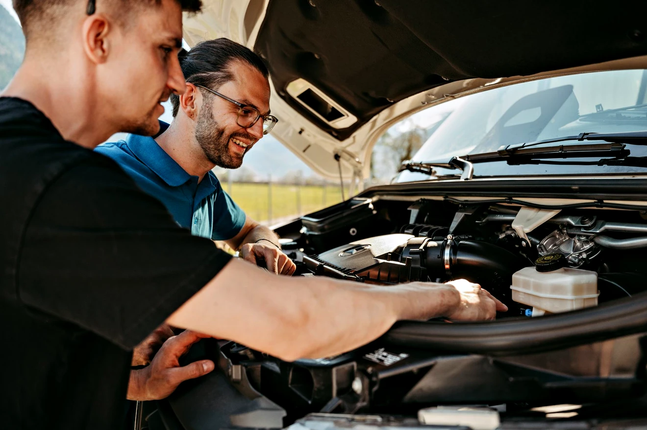 Arbeiten im Motorraum eines Campers