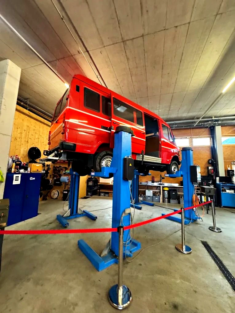 Allradfahrzeug auf der Hebebühne