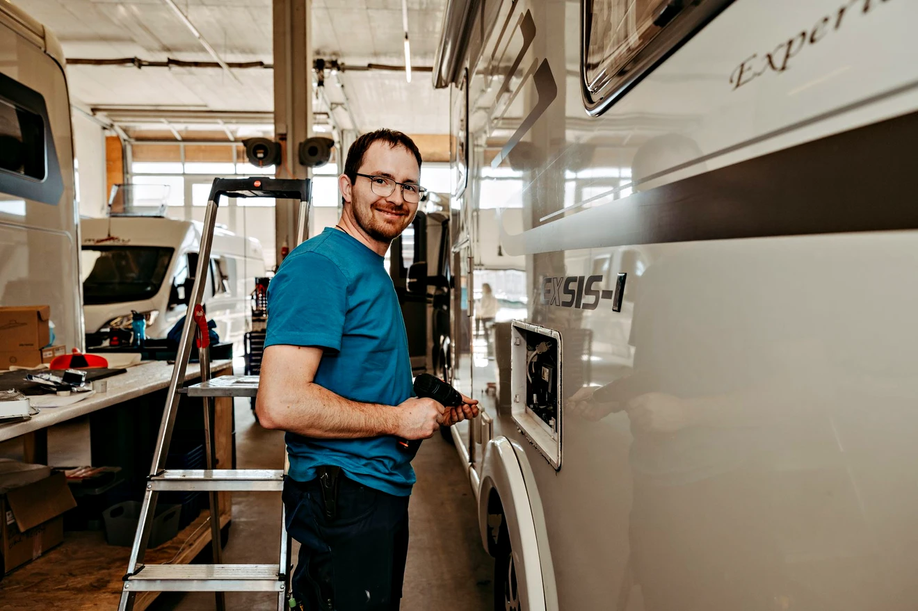 Einbau am Wohnmobil in der Werkstatthalle