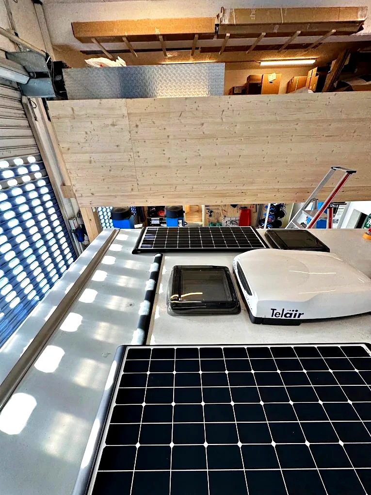Dach mit Klimaanlage und Solarmodul