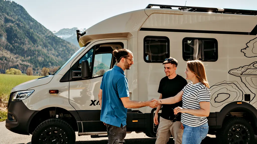 Übergabe eines umgebauten Campers vor den Bergen bei Interlaken